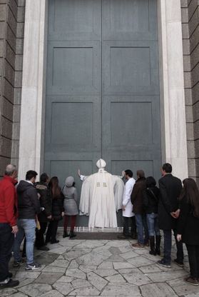 Planetario chiuso da due anni, blitz-provocazione col cartonato di Papa Francesco