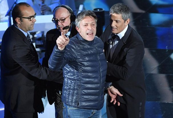 Sanremo 2018, un incursore interrompe Fiorello sul palco
