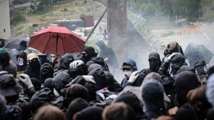 Assalti No Tav, identificati 200 anarchici e attivisti dei centri sociali in trasferta da Roma