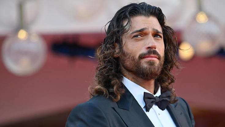 Chi è Can Yaman, l’attore turco che sbarca a Sanremo: “Per me solo noci pecan, acqua e caffè”