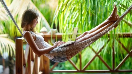 Workation, lavorare in vacanza per aiutare il turismo interno
