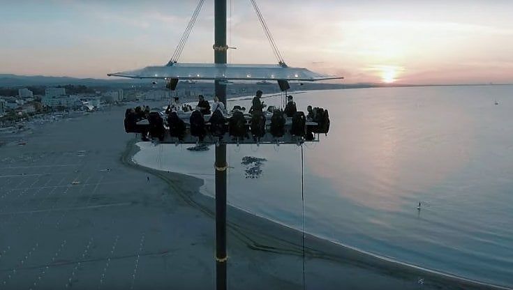 Bari, fino a 189 euro per mangiare a 50 metri d'altezza sul lungomare: ecco i menù di Dinner in the sky