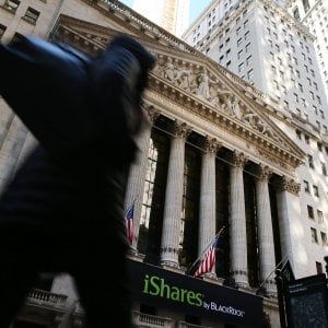Borse deboli, Milano tiene nonostante le banche. Spread a 186, euro al minimo del 2016 