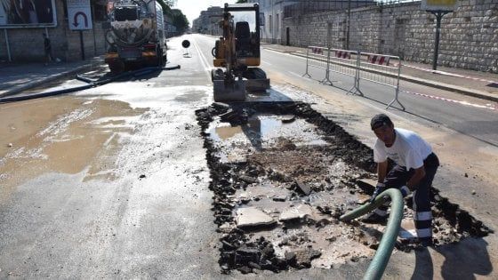 Bari, si rompe un tronco della fogna in via Napoli: strada interrotta per 2 giorni 