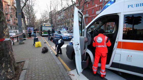 Milano, 81enne travolta da un filobus: ricoverata in Rianimazione. Rischia di perdere una gamba