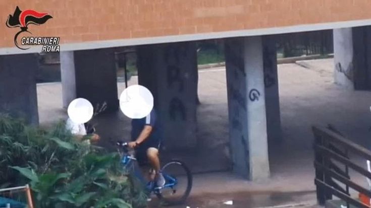 Spaccio a Ostia, il business delle minidosi: crack e coca a tre euro. Di vedetta i finti netturbini