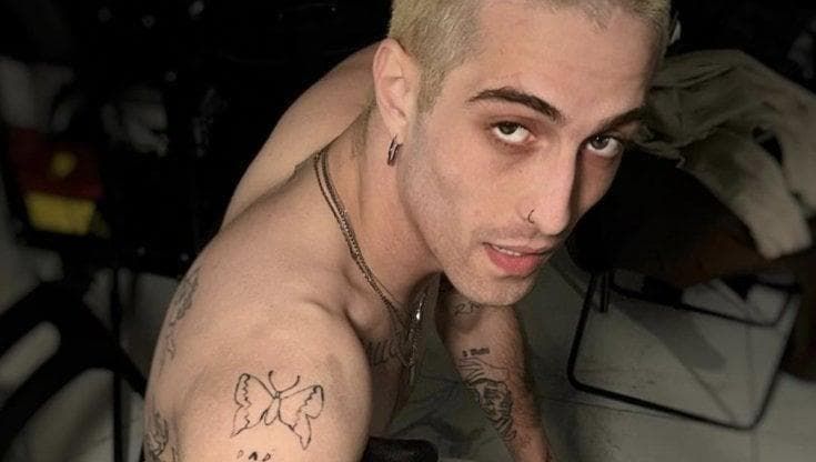 Il nuovo tatuaggio di Damiano dei Måneskin è un omaggio all'anime "L'attacco dei giganti"