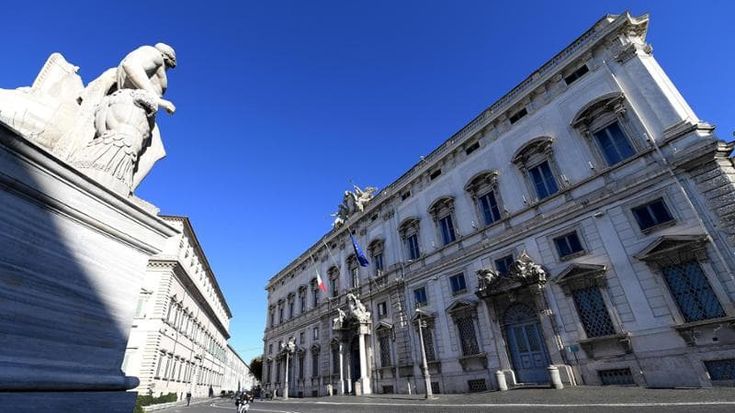 Salario minimo e affitti brevi: dalla Consulta due schiaffi al governo