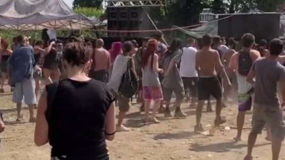 Rave party con 1.500 ragazzi sulle rive dell'Adda, polemica sul mancato sgombero: "Rischio contagi"