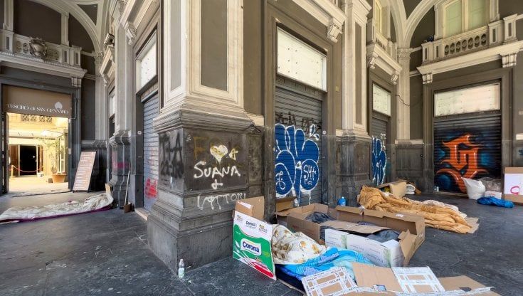 Napoli, degrado e accampamento di disperati al Duomo. Il Comune: "Interverremo"