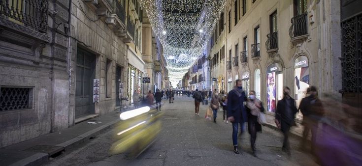 Piazze vuote e niente botti a Capodanno. Tra luci e spettacoli in streaming le città danno l'addio al 2020