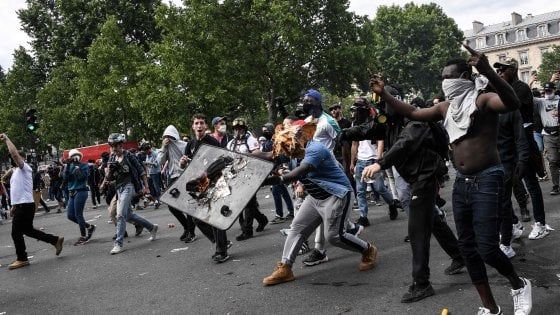 Morte Floyd, migliaia in piazza a Parigi: 26 fermati dopo gli scontri tra polizia e black-bloc