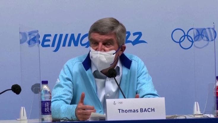 Pechino 2022, il presidente del Cio Bach: "Valieva trattata in modo agghiacciante dal suo entourage"