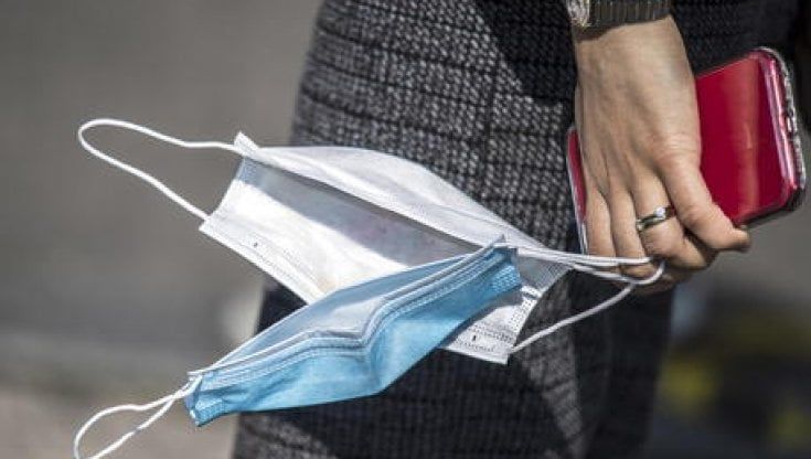 Immuni, ma contagiosi: ecco perché la mascherina serve anche ai vaccinati