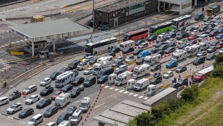 Brexit, code e attese lunghissime al porto di Dover: il Regno Unito accusa la Francia
