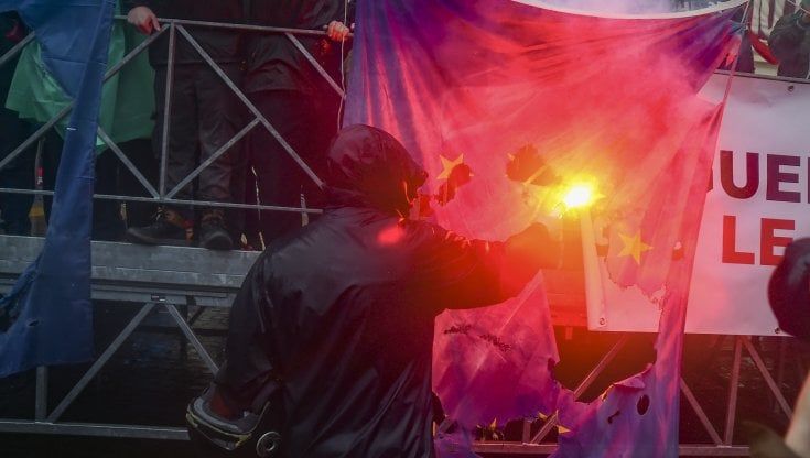 Primo maggio, polemiche per le bandiere Usa, Nato e Ue bruciate a Torino 