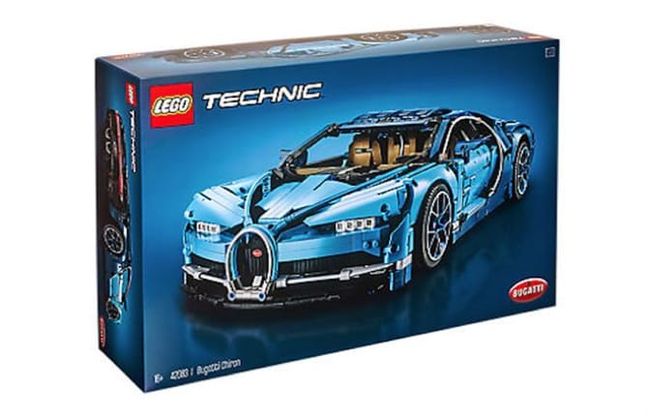 Bugatti Chiron Technic, dal garage alla scrivania