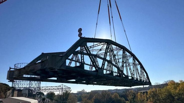 Il Ponte di ferro diventa “volante”, le spettacolari immagini della ristrutturazione