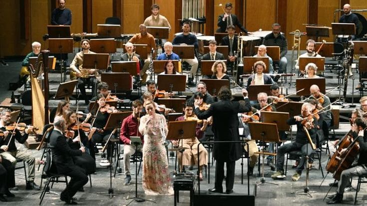 Foss, l’orchestra suona in jeans e maglione contro la commissaria
