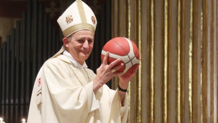 Zuppi celebra a Bologna la Madonna patrona del basket italiano. E scherza con palla e fischietto