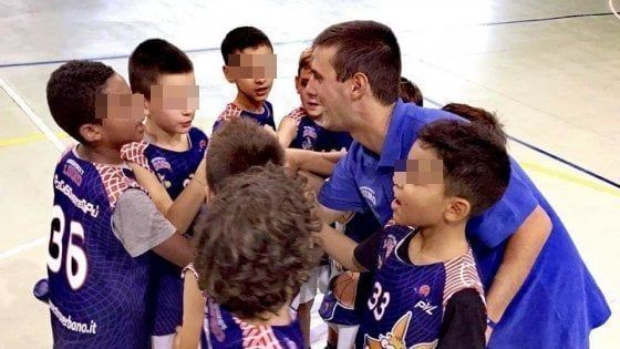 Papà prende a pugni l'allenatore di minibasket: "Ha fatto male a suo figlio, non solo a me"