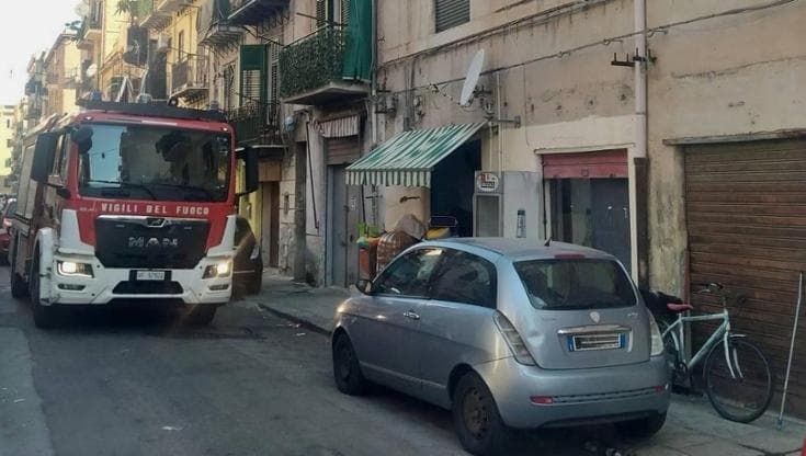 Palermo, incendio in un appartamento: evacuata la palazzina. Una donna intossicata