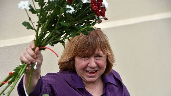 Bielorussia, la scrittrice premio Nobel Aleksievich si rifiuta di testimoniare: "Non siamo colpevoli di nulla"