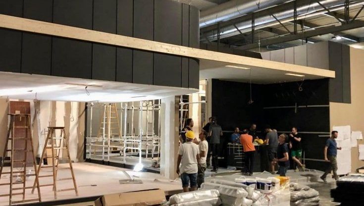 Incidenti sul lavoro, cade da una scala alla Fiera di Rho mentre si allestisce il Salone del Mobile: morto 64enne