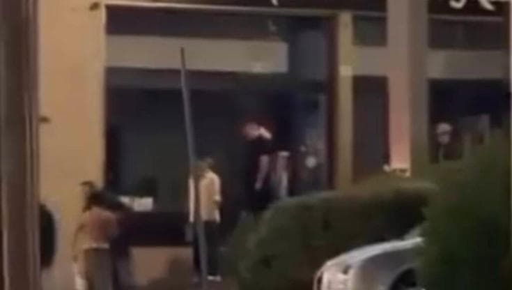 Accoltellato fuori da un locale, il gip: “Giovani con altissimo livello di pericolosità sociale”