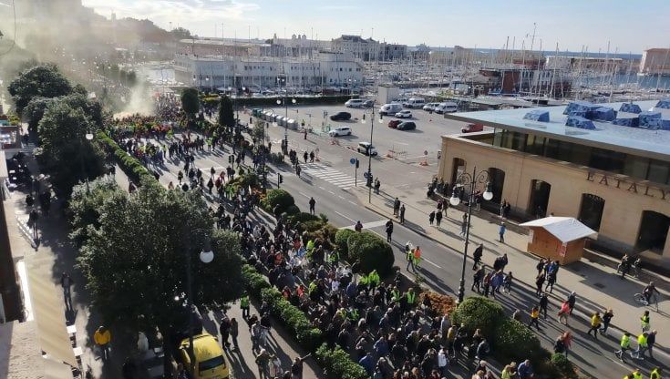 A Trieste i lavoratori minacciano il blocco a oltranza dello scalo