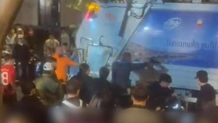 La moglie dell’uomo picchiato al Vomero: “Ferocia inaudita, è vivo per miracolo, li denunciamo”
