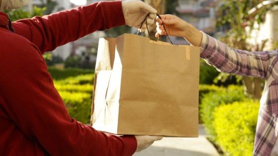 Guida al food delivery sostenibile: cinque consigli per ridurre l'impronta carbonica