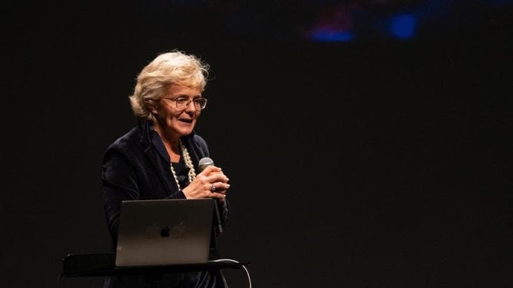 Elena Cattaneo a Teatro Due: “Abbiamo bisogno di vivere la Costituzione ogni giorno e di usarla per puntellare il futuro”