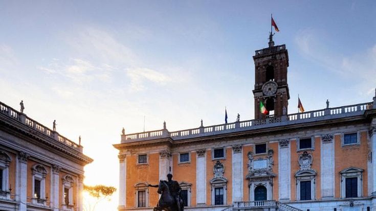 Cartellini timbrati dai colleghi, uscite anticipate e 19 casi di corruzione: i regolamenti interni del Campidoglio violati almeno due volte a settimana