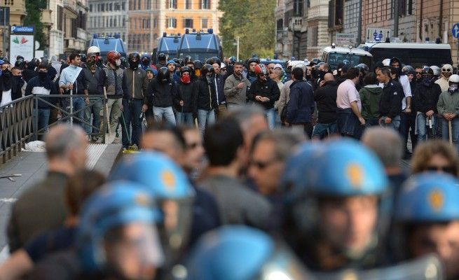 <strong>Corteo, disordini davanti CasaPound<br />lancio di bottiglie: ferito un carabiniere<br /></strong>
