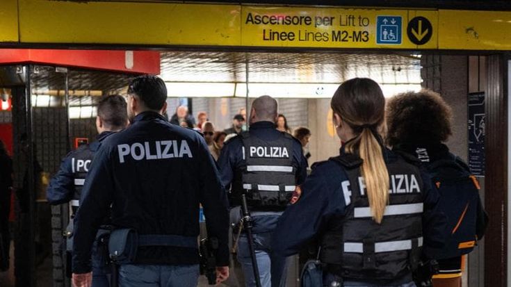 Cortei a Milano, le chat dei giovani perquisiti: “Siamo contro gli sbirri, rubiamogli le pistole”