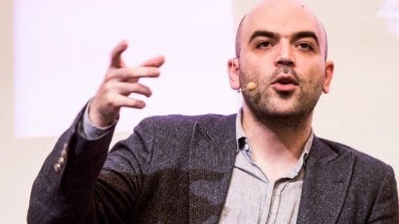 "Elimina Saviano", lo scrittore attaccato ad Afragola a Salvini: "Si goda la propaganda" 