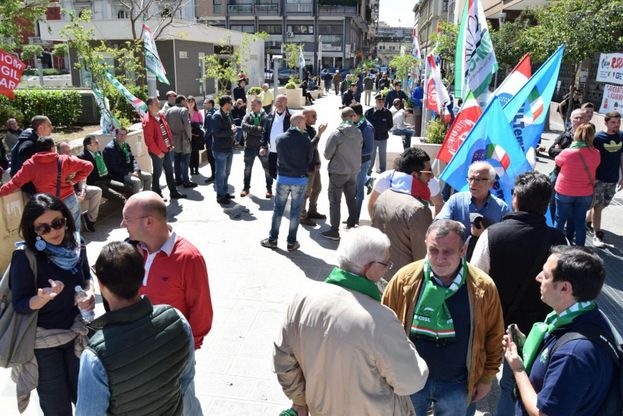 Bari, in piazza la protesta dei metalmeccanici