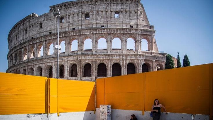 Ombrelli a luglio, la Roma bollente stravolta da Caronte