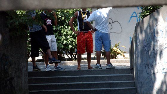 Milano, presi di mira dai bulli della scuola e pestati sul campetto di basket: denunciati 6 ragazzini
