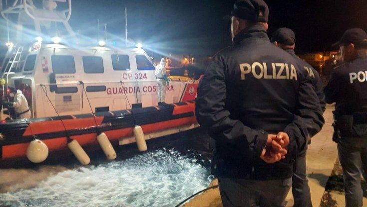Migranti, il governo dichiara lo stato d’emergenza e riduce la protezione speciale. Cosa cambia adesso.