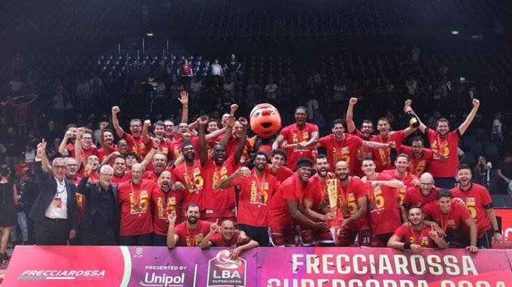 L’Armani porta a casa il primo trofeo di stagione del basket, Messina: “Questa vittoria di Supercoppa ci dà fiducia”
