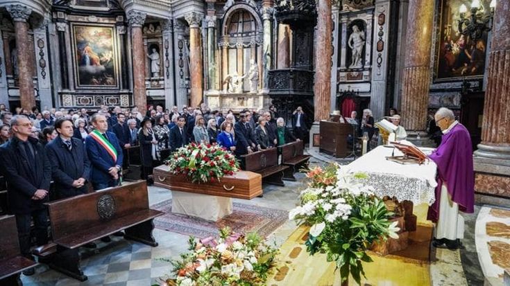 Chiesa stracolma per l'ultimo saluto a Vattimo a Torino. L’abbraccio di Caminada e l’affetto di colleghi, allievi, parenti e amici