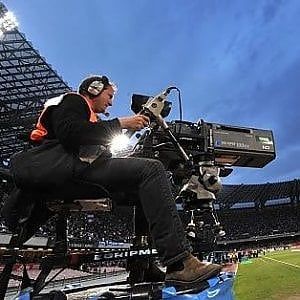 "La Lega Calcio e Infront favoriscono Sky, rischi di monopolio per il calcio in tv. Gli abbonamenti più cari"