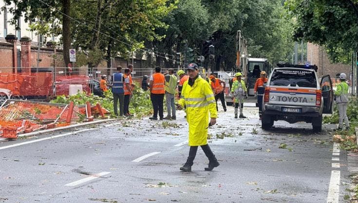 Maltempo, ancora pioggia e temporali: a Firenze viale Giovine Italia chiuso e tramvia interrotta