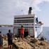 Migranti, la nave quarantena resta al largo di Lampedusa