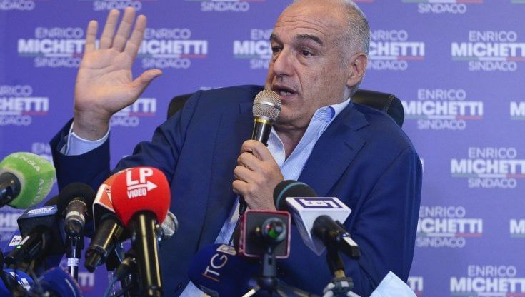 Campidoglio, la musica è cambiata: Michetti pilotato da Radio Radio l'emittente dei No Vax 