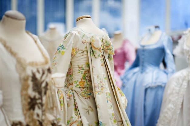 Prato, in mostra i costumi di Maria Antonietta: una "regina da Oscar"
