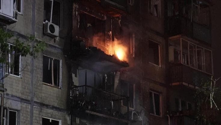 Kiev, palazzo colpito da droni russi: otto feriti