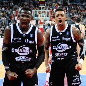 Basket, Bologna prova a fermare Milano. Pozzecco, serata da brividi